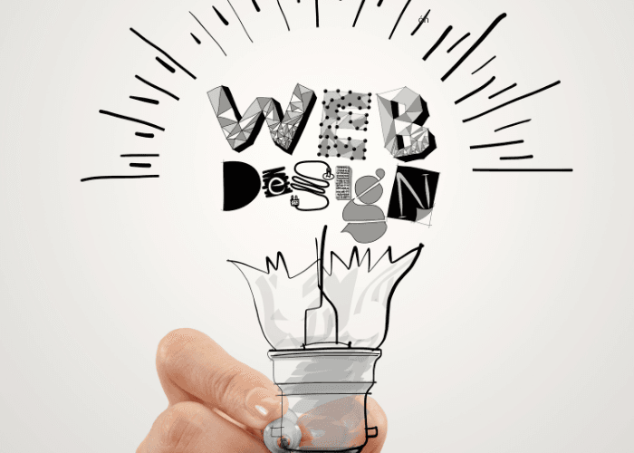 Mano sostiene una bombilla dibujada de la que sale el rótulo de diseño web