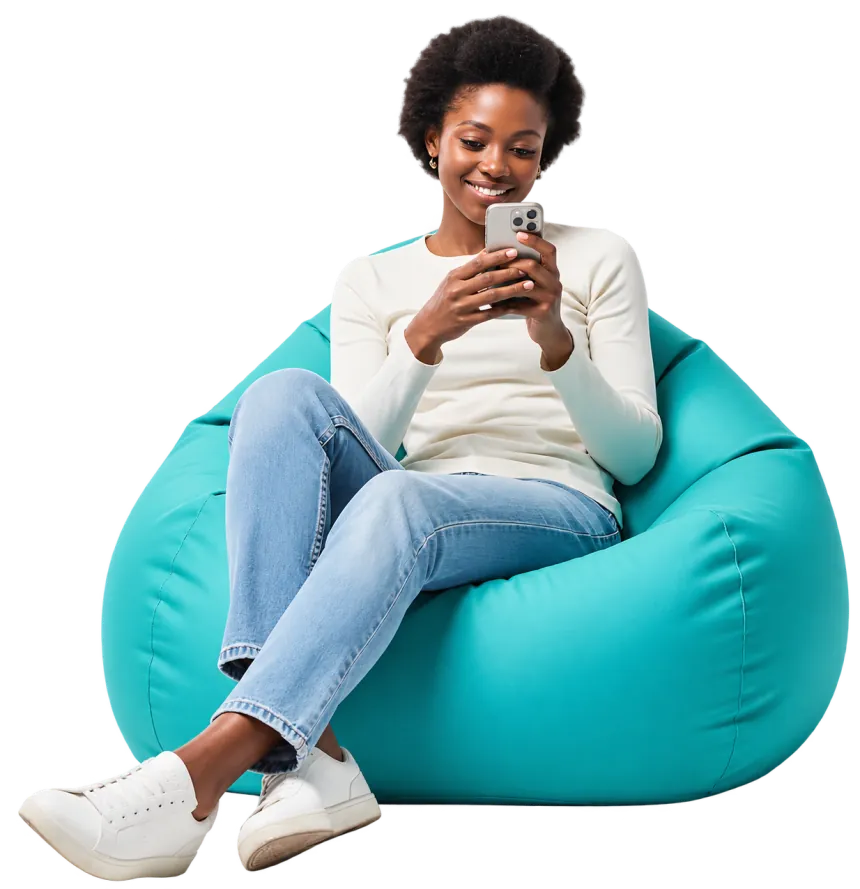 Mujer sonriendo mientras mira su teléfono